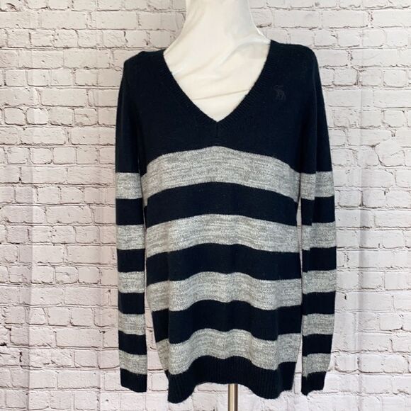 Abercrombie & Fitch sweater - Picture 2 of 10